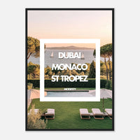 Affiche encadrée ‘Modesty’ - Décoration murale chic mettant en scène le contraste entre extravagance et simplicité.