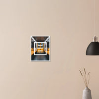 Affiche ‘Fast Life’ avec cadre blanc - Représentation épurée de la cadence effrénée de la vie moderne.