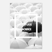 Tableau aluminium motivation Work Hard Sleep Late Sacrifice - Affiche encadrée noir et blanc parapluies - Design inspirant success mindset - THREEWORDS³