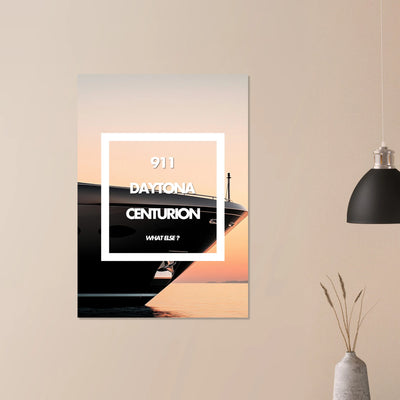 Tableau aluminium luxe 911 Daytona Centurion - Affiche encadrée yacht coucher de soleil - Design prestige minimaliste - THREEWORDS³