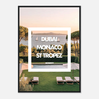 Affiche encadrée ‘Modesty’ - Décoration murale chic mettant en scène le contraste entre extravagance et simplicité.
