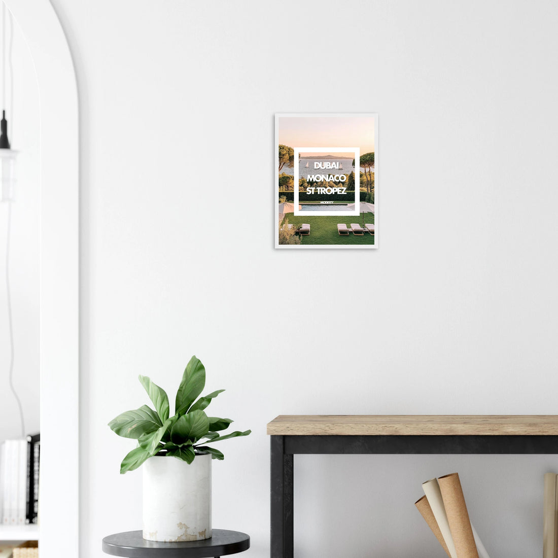 Poster ‘Modesty’ - Art moderne questionnant la véritable essence de la richesse et de l’élégance.
