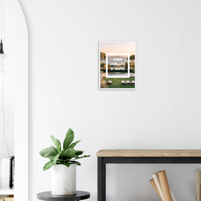 Poster ‘Modesty’ - Art moderne questionnant la véritable essence de la richesse et de l’élégance.
